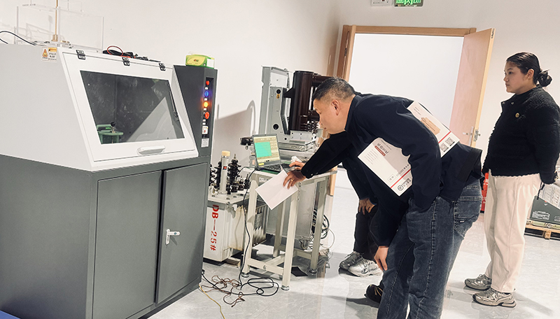 聚焦絕緣材料品質(zhì)：客戶到訪武漢雷科電力開展擊穿電壓測(cè)試交流