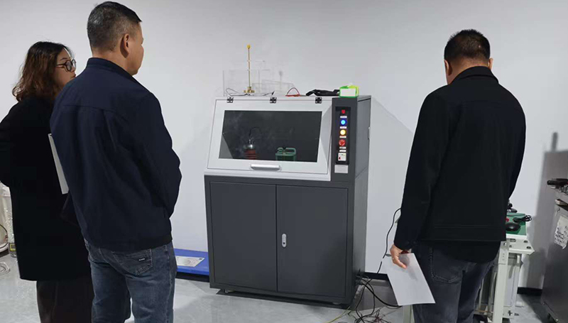聚焦絕緣材料品質(zhì)：客戶到訪武漢雷科電力開展擊穿電壓測(cè)試交流